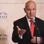 PAVEL FISCHER, předseda senátního výboru VZOB, senátor, politik, gesto—Pavel Fischer