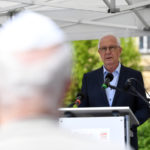 Jiří Drahoš, politik, senátor, čtení jmen obětí holokaustu, památka, uctění památky, Jom ha-šoa ve ha-gvura, Den holocaustu a hrdinství—Reading of Holocaust victims‘ names on the occasion of Yom HaShoah in Prague