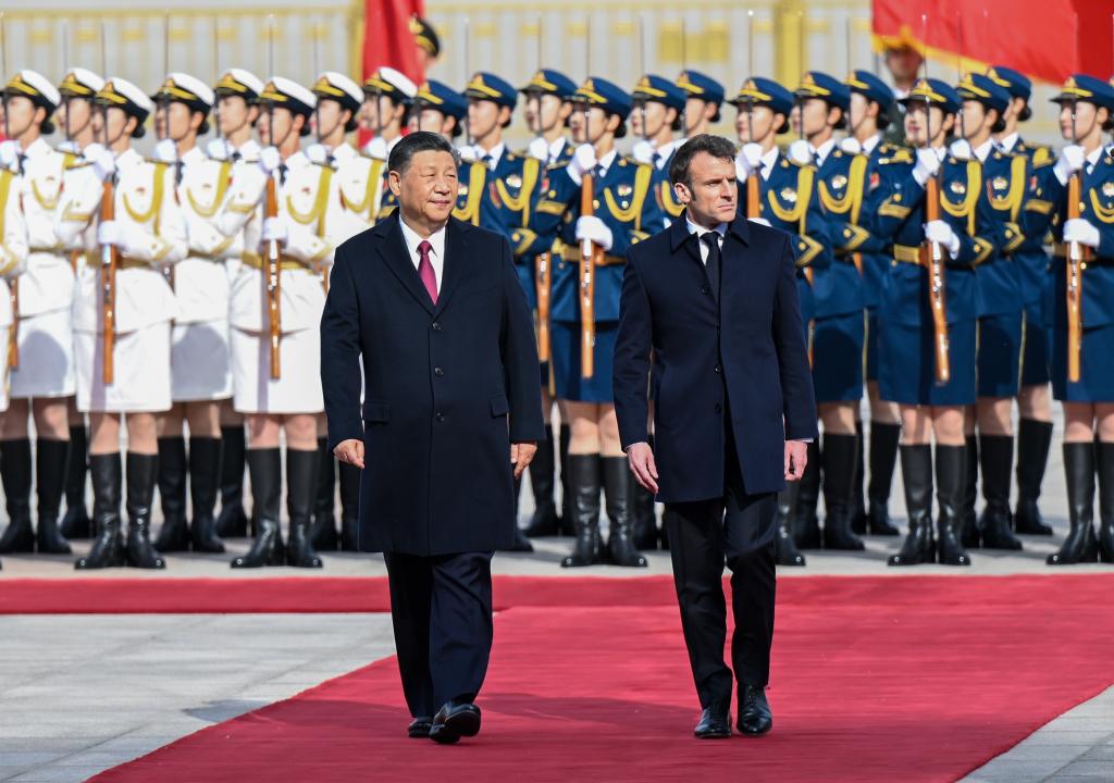 Čínský prezident Si Ťin-pching pořádá uvítací ceremoniál pro francouzského prezidenta Emmanuela Macrona na náměstí před východní branou Velké lidové síně před jejich jednáním v Pekingu, hlavním městě Číny, 6. dubna 2023. Si jednal s Macronem v Pekingu ve čtvrtek. (Xinhua/Sie Chuan-čch')