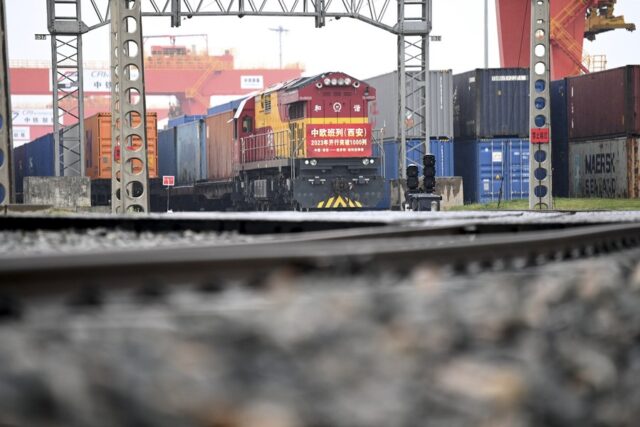 Nákladní vlak Čína-Evropa je vidět v mezinárodním přístavu Si-an v severozápadní čínské provincii Šen-si 23. března 2023. (Xinhua/Li I-po)