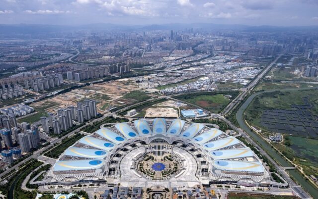 Letecký snímek pořízený 7. srpna 2023 ukazuje pohled na Mezinárodní kongresové a výstavní centrum Kunming Dianchi, kde se koná sedmý ročník výstavy China-South Asia Expo v Kunmingu v jihozápadní čínské provincii Yunnan. (Xinhua/Čchen Sin-po)